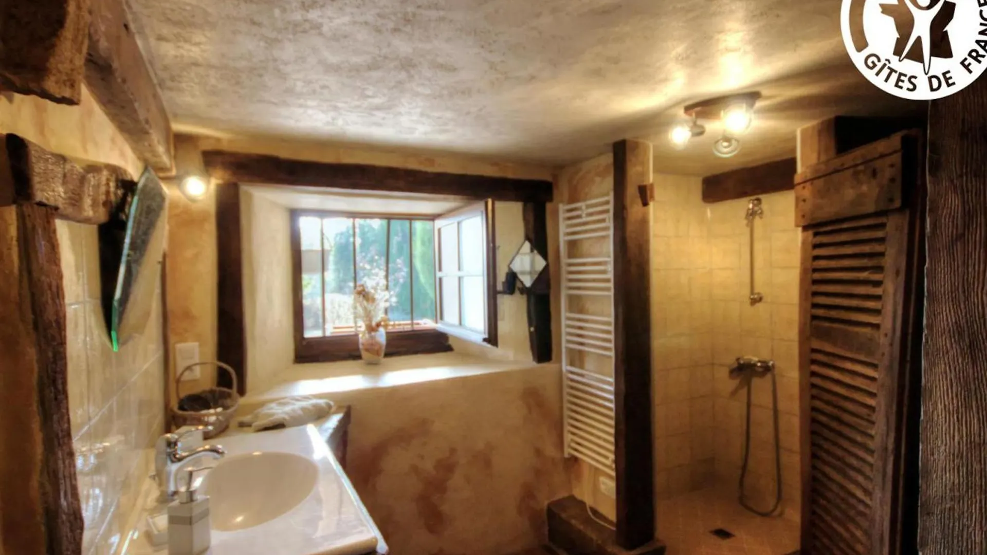 Gite Charmant Avec Four A Pain, Jardin, Terrasse, Jeux Et Poele A Bois, Acceptant Animaux - Fr-1-496-137 Chirassimont 度假居