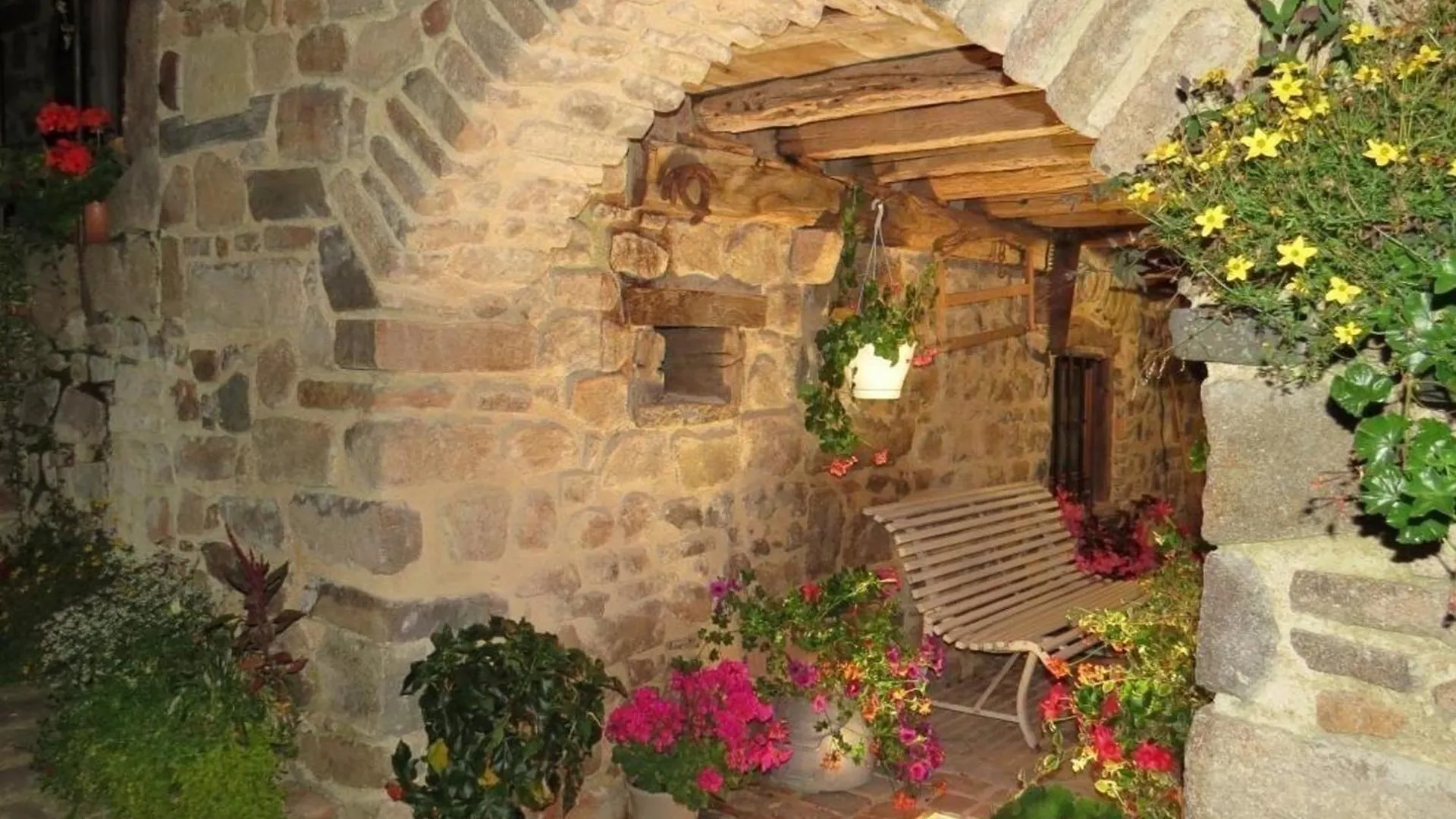 Gite Charmant Avec Four A Pain, Jardin, Terrasse, Jeux Et Poele A Bois, Acceptant Animaux - Fr-1-496-137 Chirassimont 0*,  法国