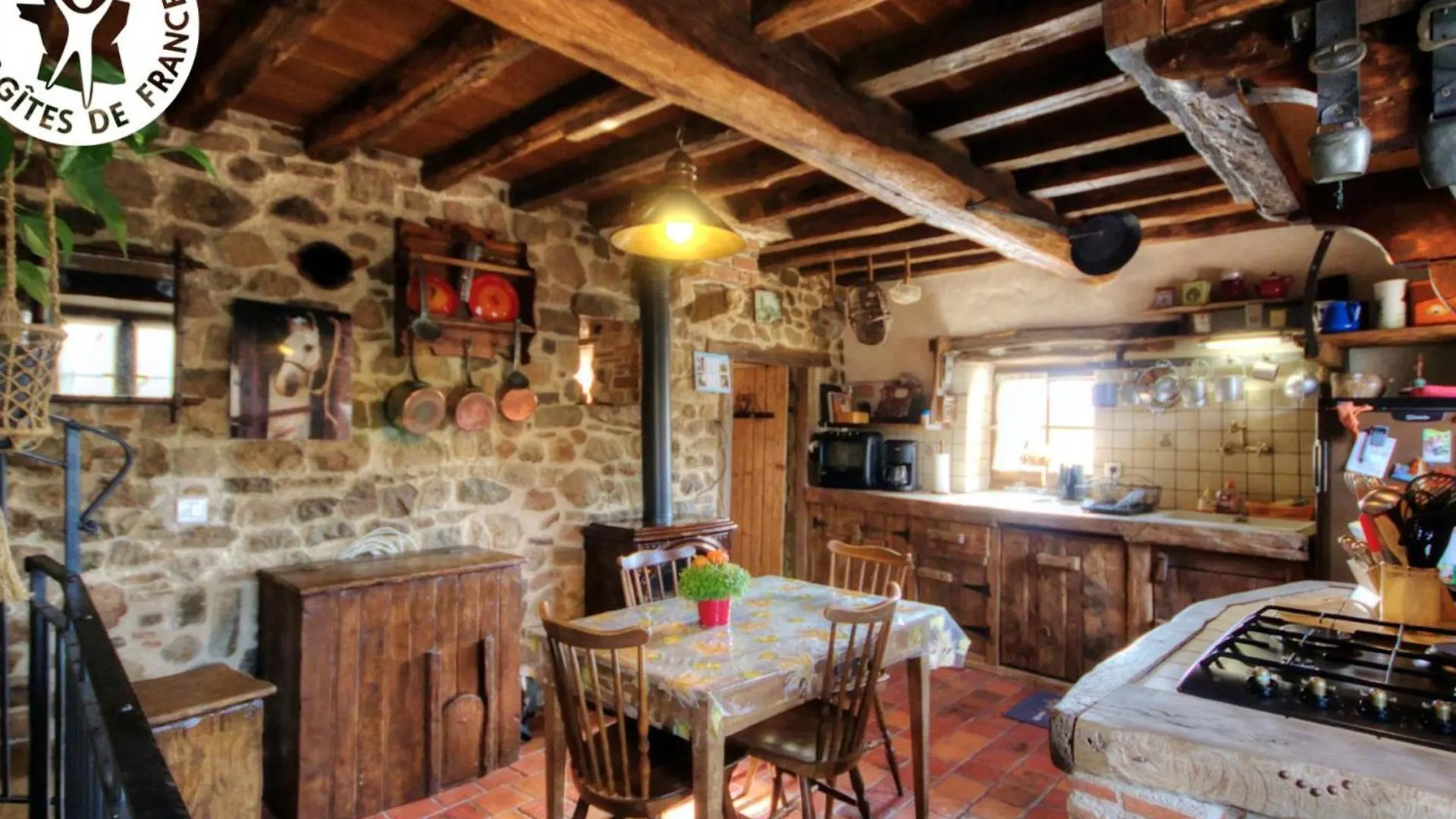 Gite Charmant Avec Four A Pain, Jardin, Terrasse, Jeux Et Poele A Bois, Acceptant Animaux - Fr-1-496-137 Chirassimont 0*,